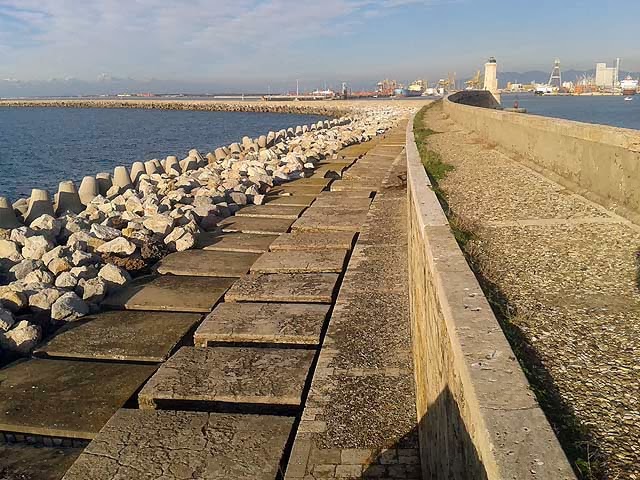 Molo Novo, curved seawall, port of Livorno