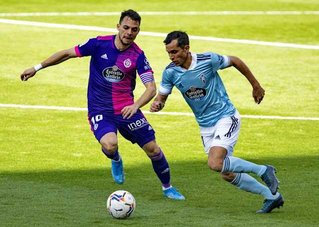 Augusto Solari intenta escaparse de Óscar Plano. REAL CLUB CELTA DE VIGO 1 REAL VALLADOLID C. F. 1. 28/02/2021. Campeonato de Liga de 1ª División, jornada 25. Vigo, Pontevedra, estadio Abanca Balaídos. GOLES: 0-1: 69’, Fabián Orellana. 1-1: 90+4’, Jeison Murillo.