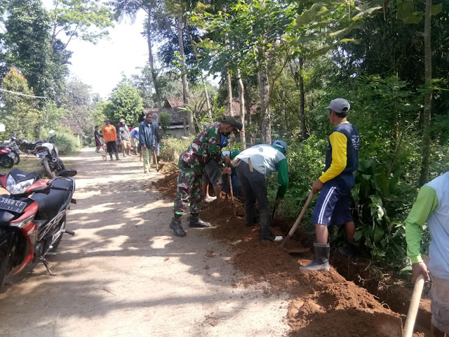 KodimKaranganyar – Karya Bhakti Babinsa Harjosari Gotong Royong Buat Saluran Air Bersih