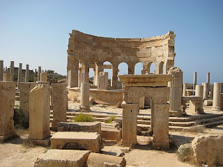 reruntuhan tiang-tiang arsitektur Romawi di Kota kuno, Lepcis Magna (Libya).