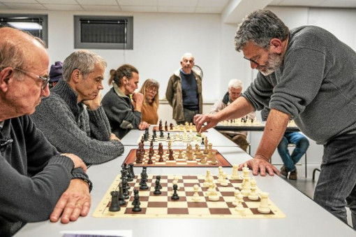 Pour Laurent Large, ce tournoi d’échecs en simultanée s’est soldé par neuf victoires et trois matchs nuls - Photos © Le Télégramme