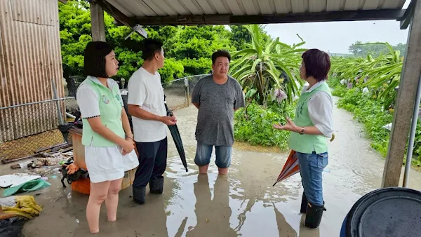 ▲立法委員陳素月及彰化縣議員劉珊伶接獲火龍果農友陳勝得陳情反映，至埔心鄉與大村鄉交界的火龍果園現勘。（記者林明佑翻攝）
