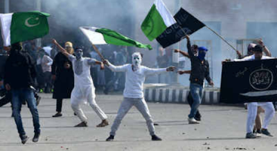 Young protesters with raising Pakistani flag in Kashmir