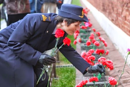 Laying flowers at Yuri Gagarin's grave