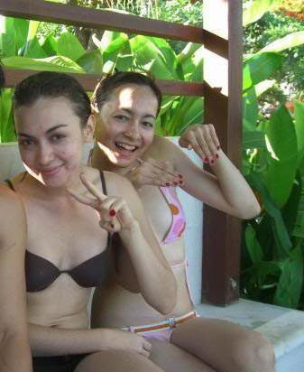 Foto Dewi Rezer & Rianti di Pantai (Hot) Foto Hot Art