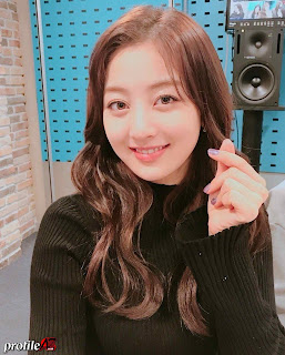 Jihyo of Twice Selca Photos with love hand