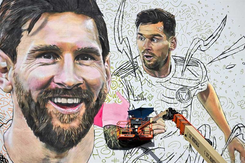 Argentine artist Maximiliano Bagnasco paints a giant mural of international soccer star Lionel Messi in Wynwood