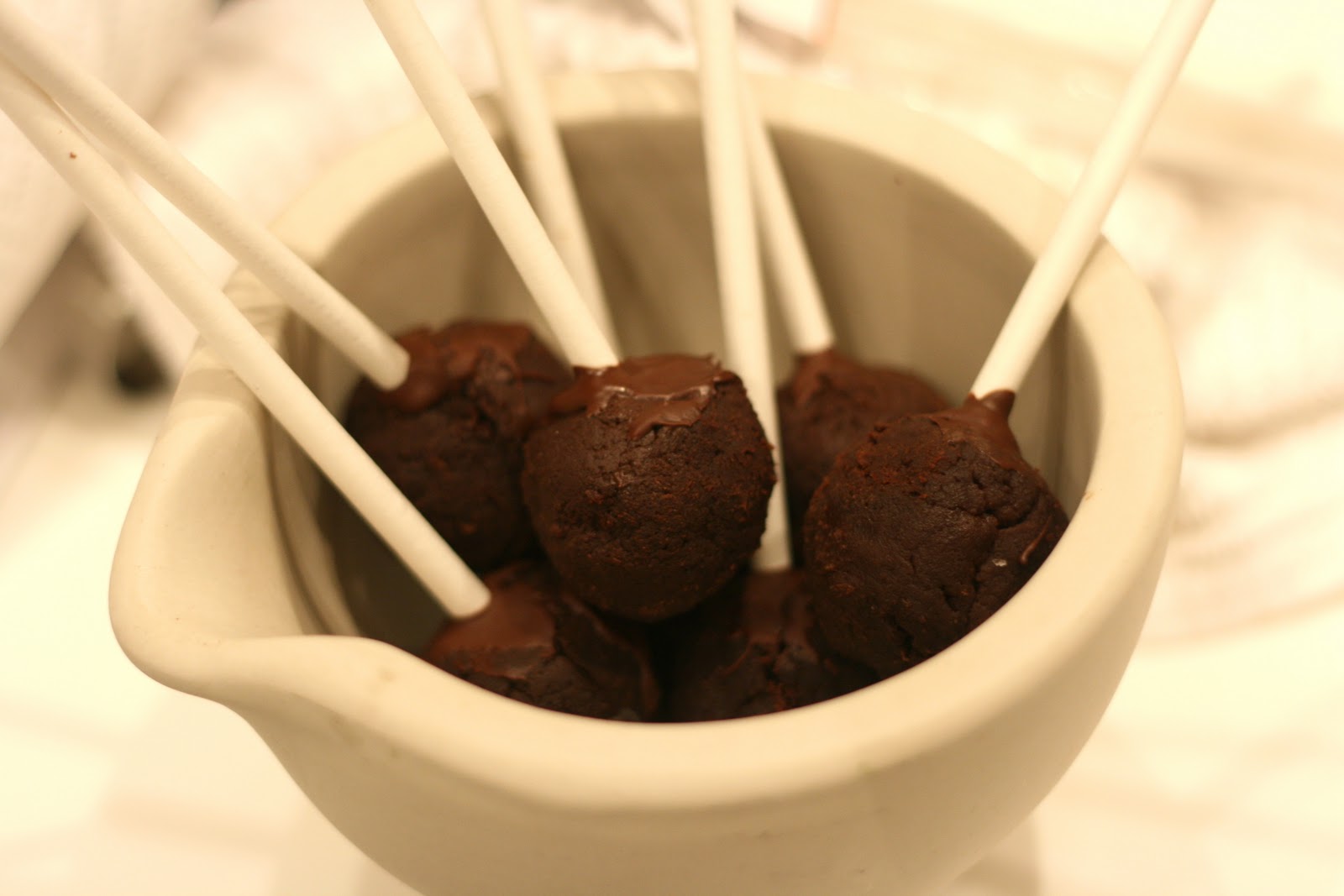 christmas cake pops recipe  to make balls and then pop them on a tray and freeze for 20 minutes
