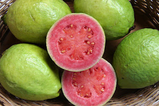 buah jambu biji merah