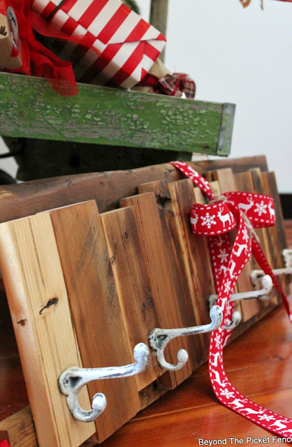 Christmas ideas, gift, coat hook, reclaimed wood, DIY, Minwax, cabin decor, stcoking hanger, http://bec4-beyondthepicketfence.blogspot.com/2015/12/12-days-of-christmas-day-12-last-minute.html