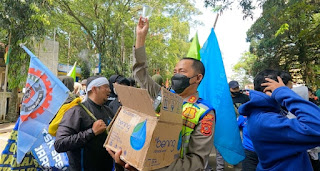 Kabid Humas Polda Jabar : Pengamanan Humanis, Polisi Borong 13  Gerobak Berbagai Jenis Makanan Dan Minuman Untuk Peserta Aksi Unjuk Rasa Di DPRD Kota Cimahi