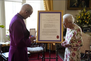 The Queen receives Canterbury cross