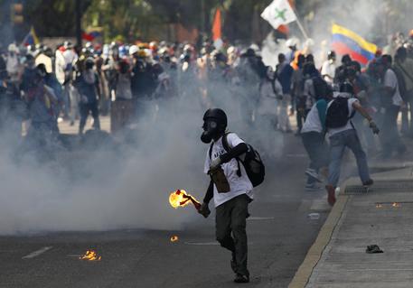 Venezuela, continuano le proteste: in fiamme la casa di Chavez