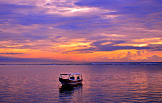 sebuah perahu sedang menuju darmaga