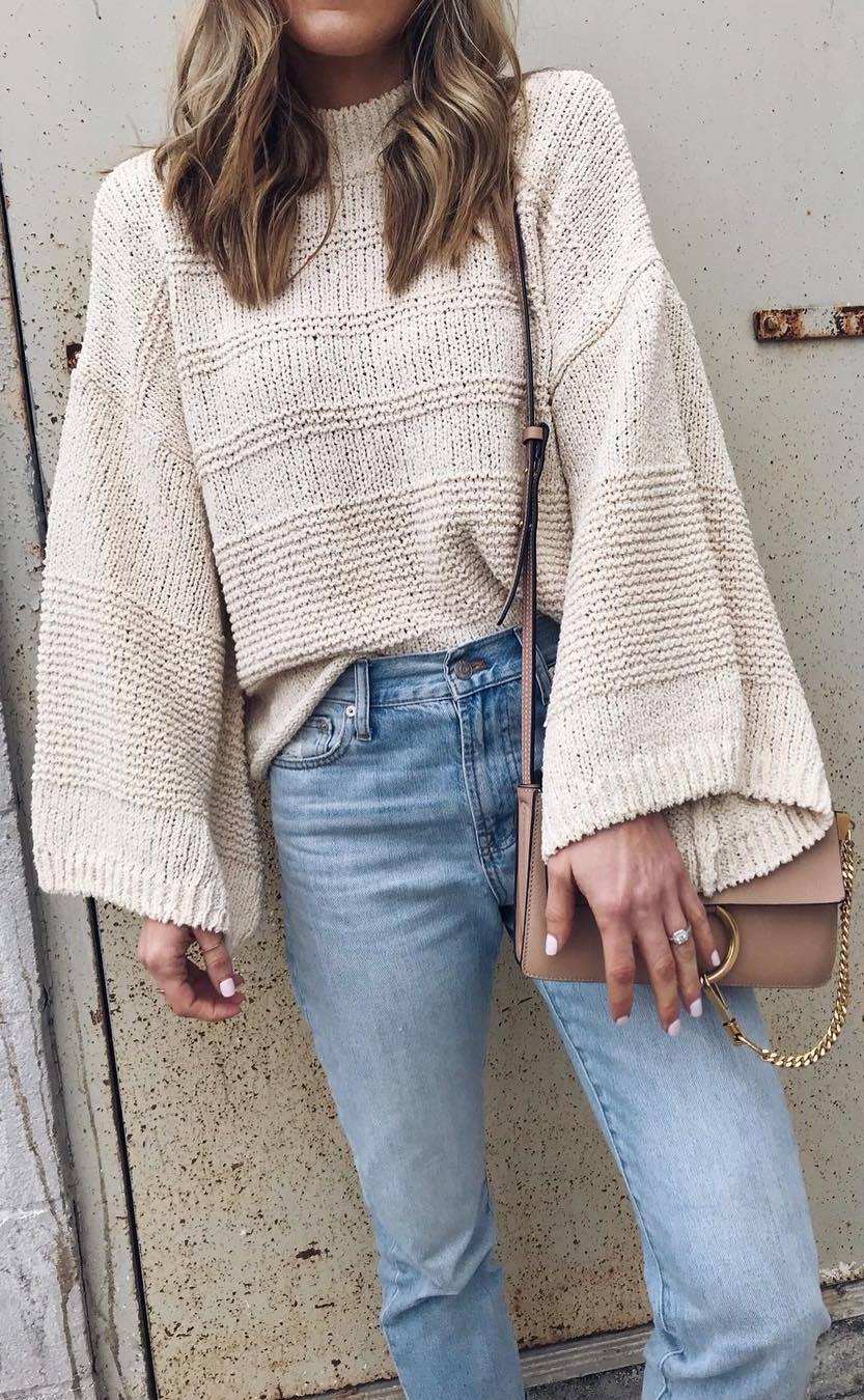 fall outfit idea / nude sweater + bag + jeans