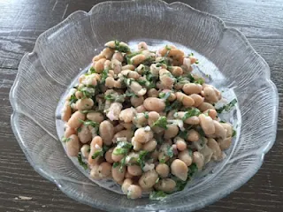 Une salade de haricots en grains qu'on mange tiède de préférence