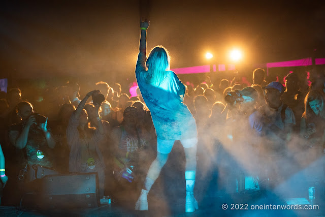 Jessia at Riverfest Elora on August 19, 2022 Photo by John Ordean at One In Ten Words oneintenwords.com toronto indie alternative live music blog concert photography pictures photos nikon d750 camera yyz photographer