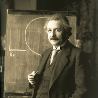 Albert Einstein Biography in Marathi