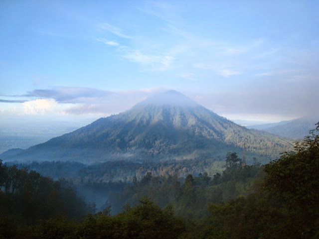 http://gallery-wisata.blogspot.com/2015/05/tempat-wisata-di-banyuwangi-adalah-kawah-gunung-ijen.html