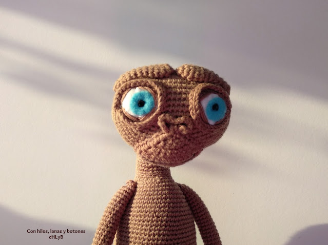 Con hilos, lanas y botones: E.T. El Extraterrestre amigurumi (patrón de Freakrochet)