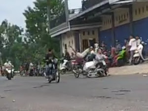 Video: Balap Liar di Dekat Kali Lesti Malang, Pemuda Tabrak Bapak-Bapak Pemotor