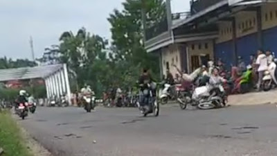 Video: Balap Liar di Dekat Kali Lesti Malang, Pemuda Tabrak Bapak-Bapak Pemotor