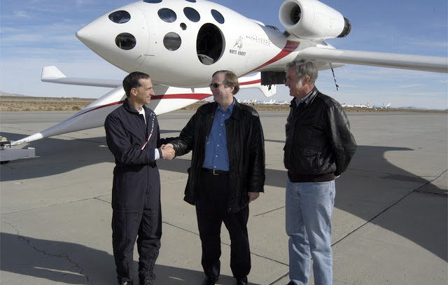 SpaceShipOne получил премию Paul Ansari X Prize как первый частный космический корабль, достигший суборбитального пространства.