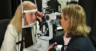 peneliti dari Bionic Vision Australia untuk pertama kalinya telah berhasil melaksanakan impl Pintar Pelajaran Implantasi Mata Bionik Pertama Di Dunia