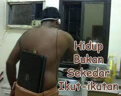 gambar orang sedang dengeri musik sambil masak