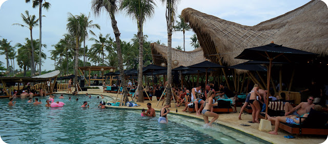 Nongkrong Sore Menunggu Sunset Dari Kolam Rendamnya Finns Beach Club Bali Ramenya KETERLALUAN Di Finn's Beach Club Canggu