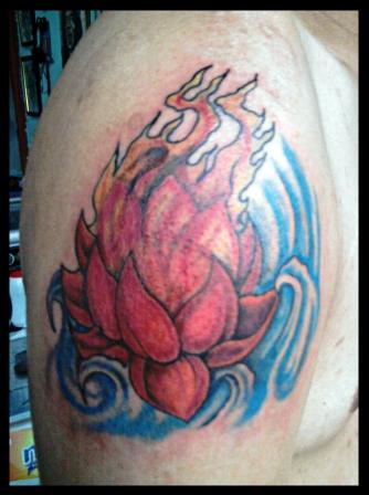 Tattoo Bunga mawar merah dan