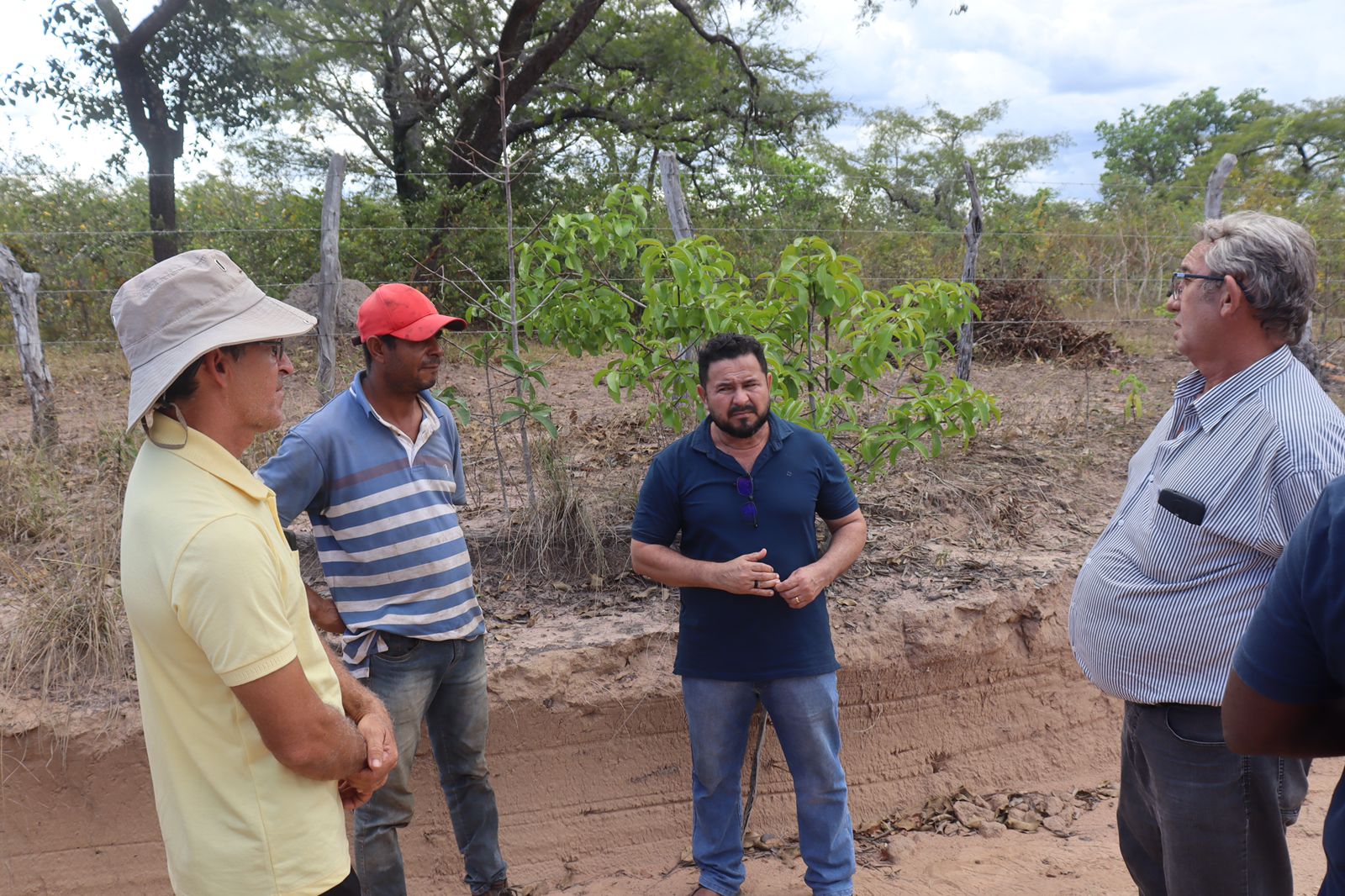 Prefeito de Santana do Maranhão Márcio Santiago pede agilidade e qualidade no reparo das estradas vicinais.
