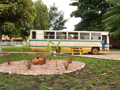 Ônibus sem os vidros das janelas, sem porta de emergência e alunos com o corpo pra fora do veículo.