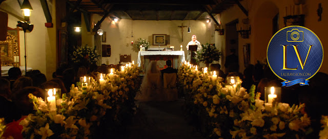 Arreglos con velas, sacerdote lee en el ambón