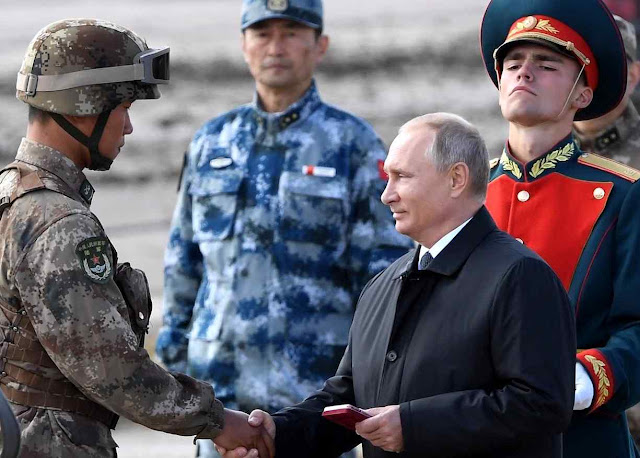 Putin cumprimenta soldado chinês na Vostok-2018