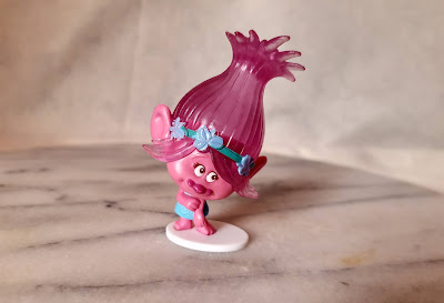 Miniatura de vinil estática com base branca de Poppy do desenho Trolls Dreamworks  6,5cm de altura R$ 15,00