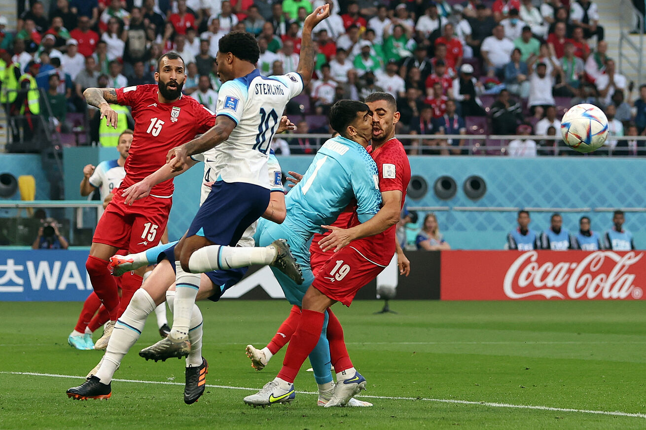 Qatar 2022: ¡Tremendo choque! El arquero Alireza Beiranvand se lleva un fuerte golpe en el rostro y sale de cambio