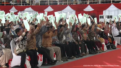 Bagikan Sertifikat Rakyat Jatim, Jokowi Berharap Tidak Ada Lagi Konflik Pertanahan