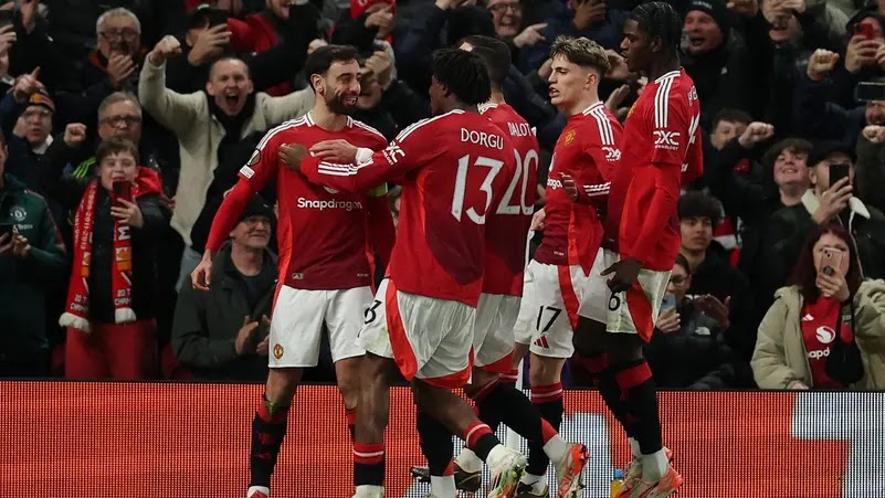 نيفيل: مانشستر يونايتد لا يستحق احتفالات حتى لو فاز بالدوري الأوروبي