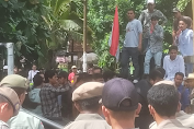 Unjuk Rasa UBA di Depan Kantor Pemda, Satbinmas Gelar Negosiasi Massa