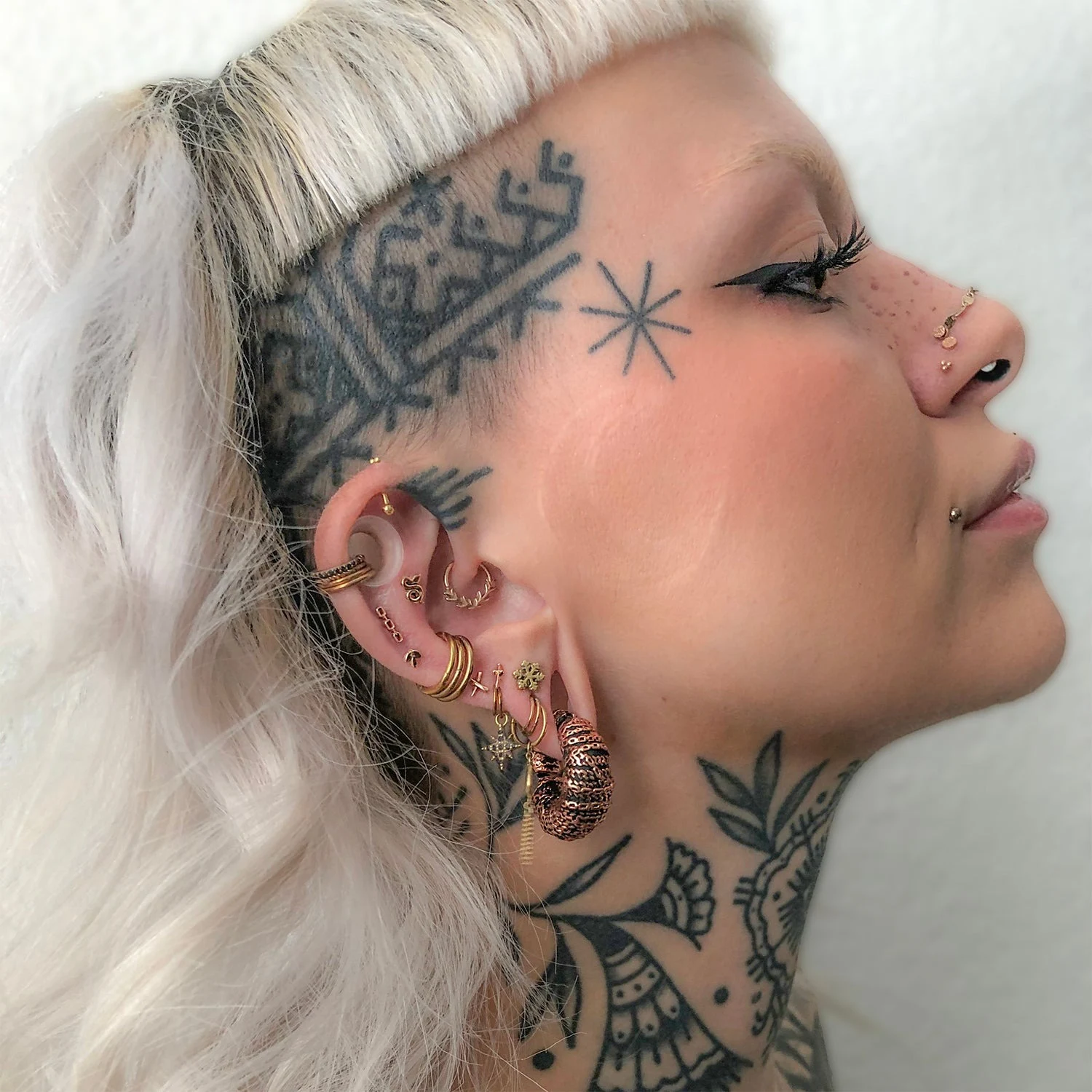 Tatuajes faciales pequeños pero atrevidos para chicas