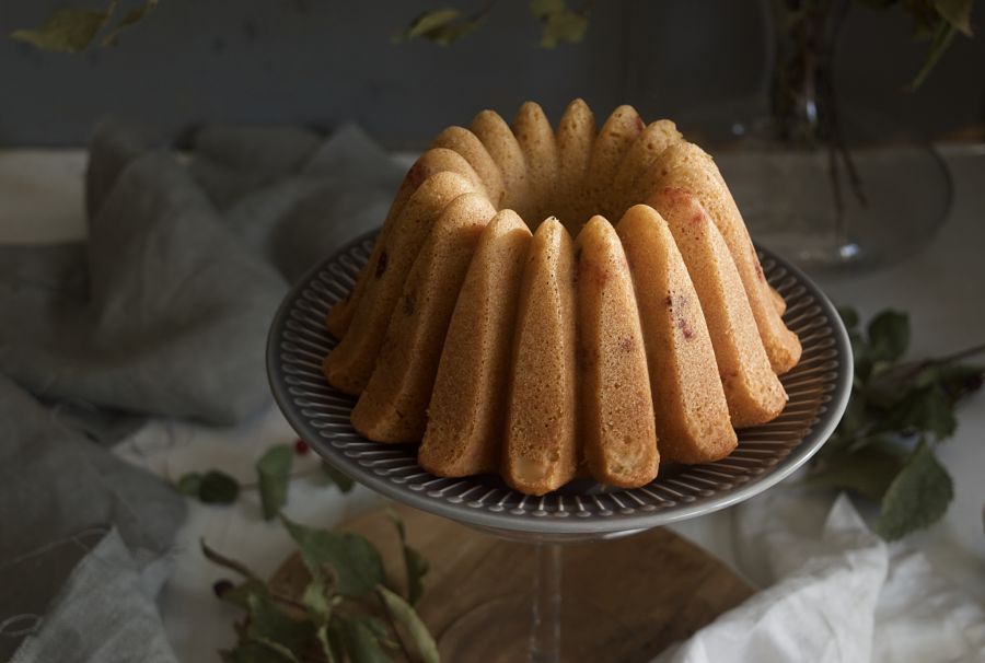 bizcocho-bundt-cake-de-yogur-y-grosellas-rojas