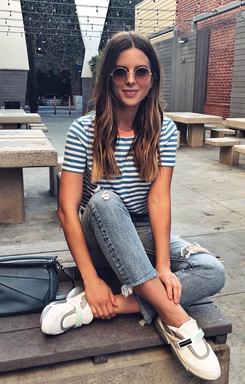 comfy outfit idea / striped t-shirt + rips + sneakers + bag