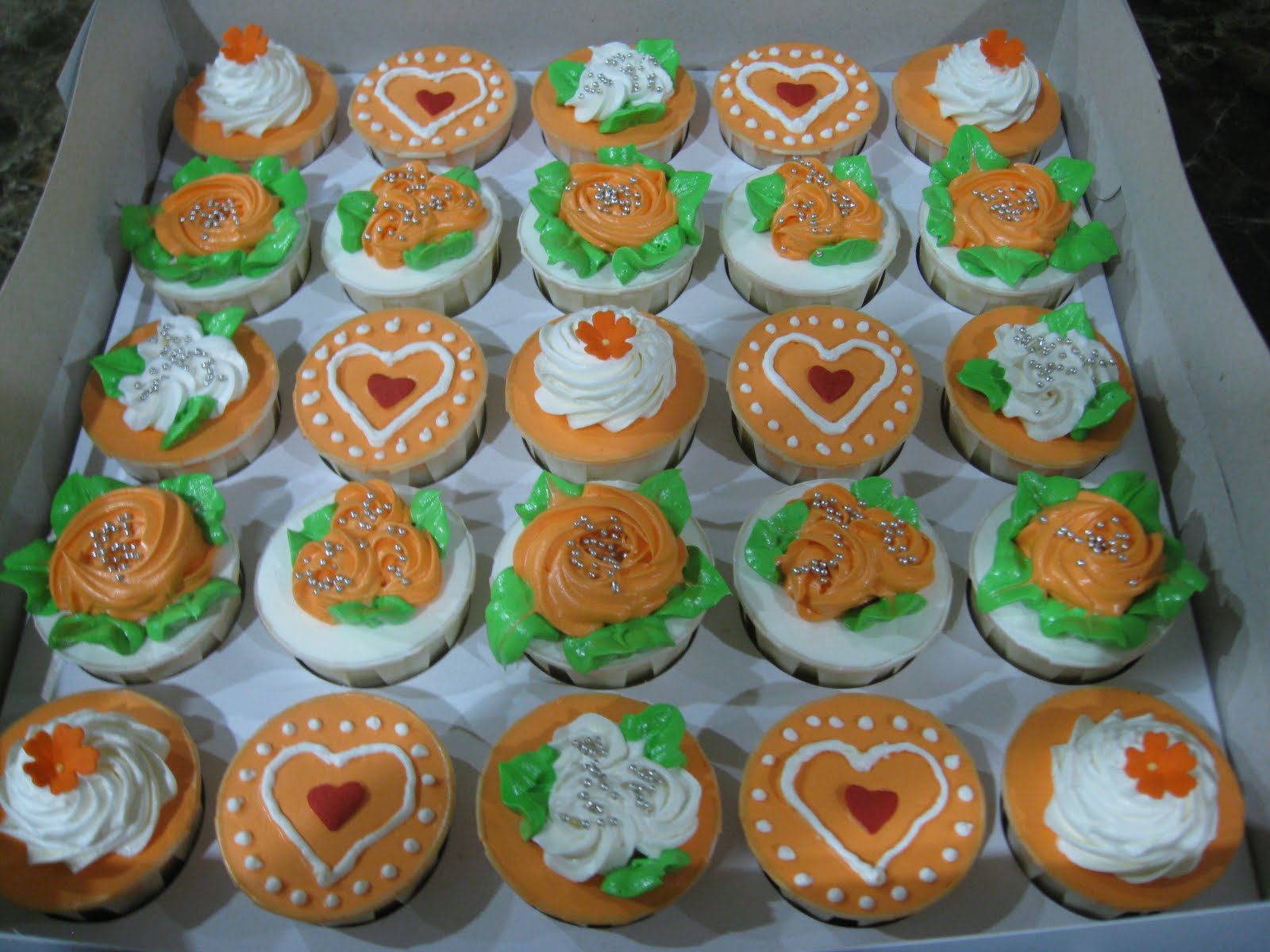 .: Cupcake Tema Oren Dan Putih