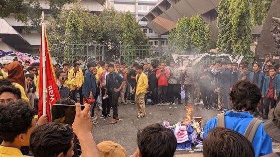 Massa mahasiswa aksi demo, kritik dan tuntut kinerja Jokowi 9 tahun