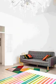 ideias de decoração para sala de estar pequena sofá cinza e tapete colorido