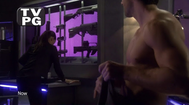 Niall Matter Shirtless in Eureka s4e17