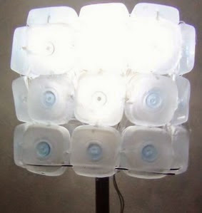 http://handbox.es/como-realizar-una-lampara-reciclando-45-botellas-de-plastico-pequenas-lamp-made-out-of-45-recycled-plastic-bottles