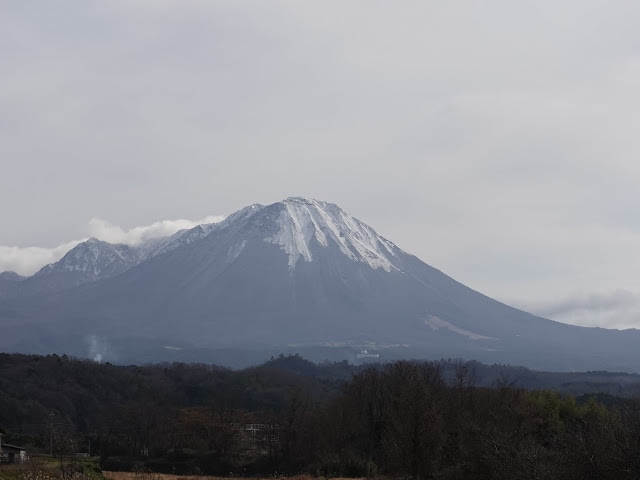 精進川沿いの歩道から見た大山の眺望