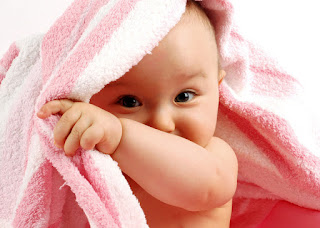 Wallpaper bebê enrolado na toalha